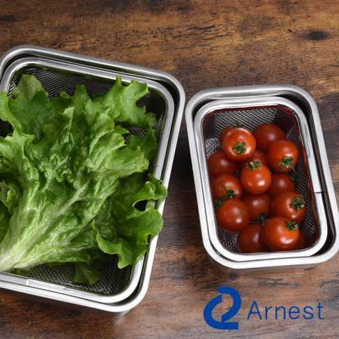 Arnest 不鏽鋼多功能濾網保鮮盒3件組，裝有新鮮的生菜和紅番茄，擺放在木質桌面上。