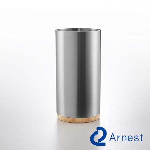 逸品物創不鏽鋼餐具收納筒，圓柱形設計，銀色不鏽鋼桶身搭配木質底座，簡約實用。