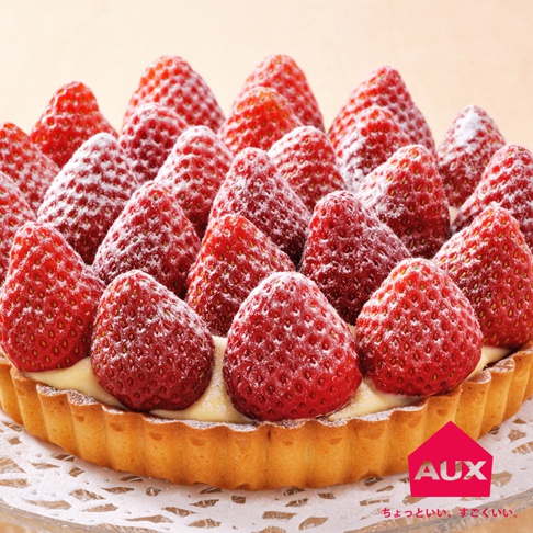 新鮮草莓塔，塔皮金黃酥脆，填滿香濃奶油，頂部鋪滿飽滿鮮紅草莓，撒上細緻糖粉，呈現誘人美味。