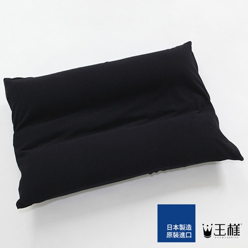 單件純黑色枕套，材質柔軟，表面有橫向車縫線，呈現出蓬鬆的質感，適合搭配簡約風格寢具。