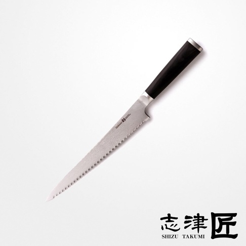志津匠都 / HARD Bread knife 歐式麵包刀，擁有寬鋸齒狀刀刃和黑色手柄，刀身上有日文和英文品牌標識。