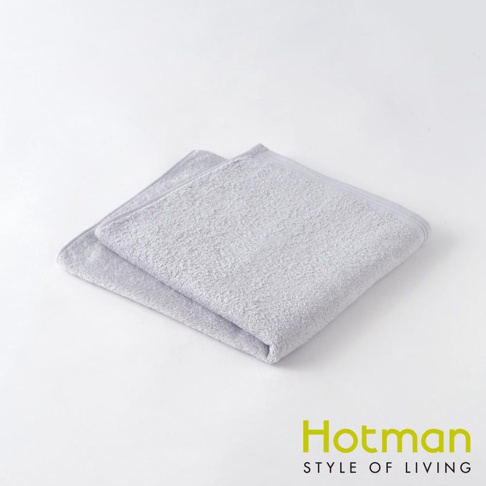 兩條淺灰色毛巾疊放在一起，材質蓬鬆柔軟，帶有細緻的毛圈紋理。