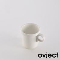 白色琺瑯馬克杯，圓潤杯身，帶有環狀把手，簡約設計。