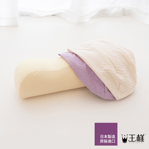 一個象牙白色的抬腿枕，枕套為薰衣草紫及米白色，材質為柔軟的布料，呈現簡潔的設計。