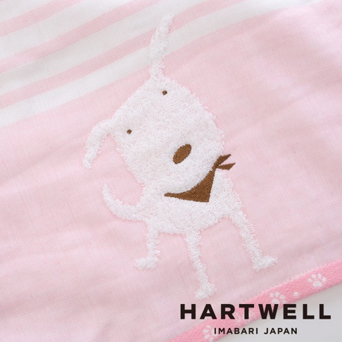 粉色條紋今治純棉紗布浴巾，繡有白色小狗圖案，戴著褐色領巾，材質為純棉。