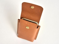 職人手作皮革三用手機收納包，經典棕色，採用天然皮革製作，帶有磁扣開合設計，可收納手機。