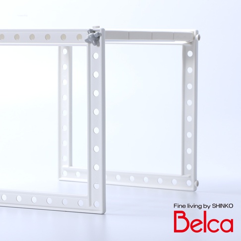 兩個白色塑膠伸縮槽下單層站立收納架，其中一個有灰色旋鈕連接。收納架為方形框架結構，側面有多個圓形孔洞。