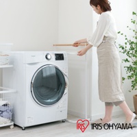 原木造型毛巾架，白色支架搭配兩根原木橫桿，簡約設計，與白色洗衣機和洗衣籃擺放在明亮空間。