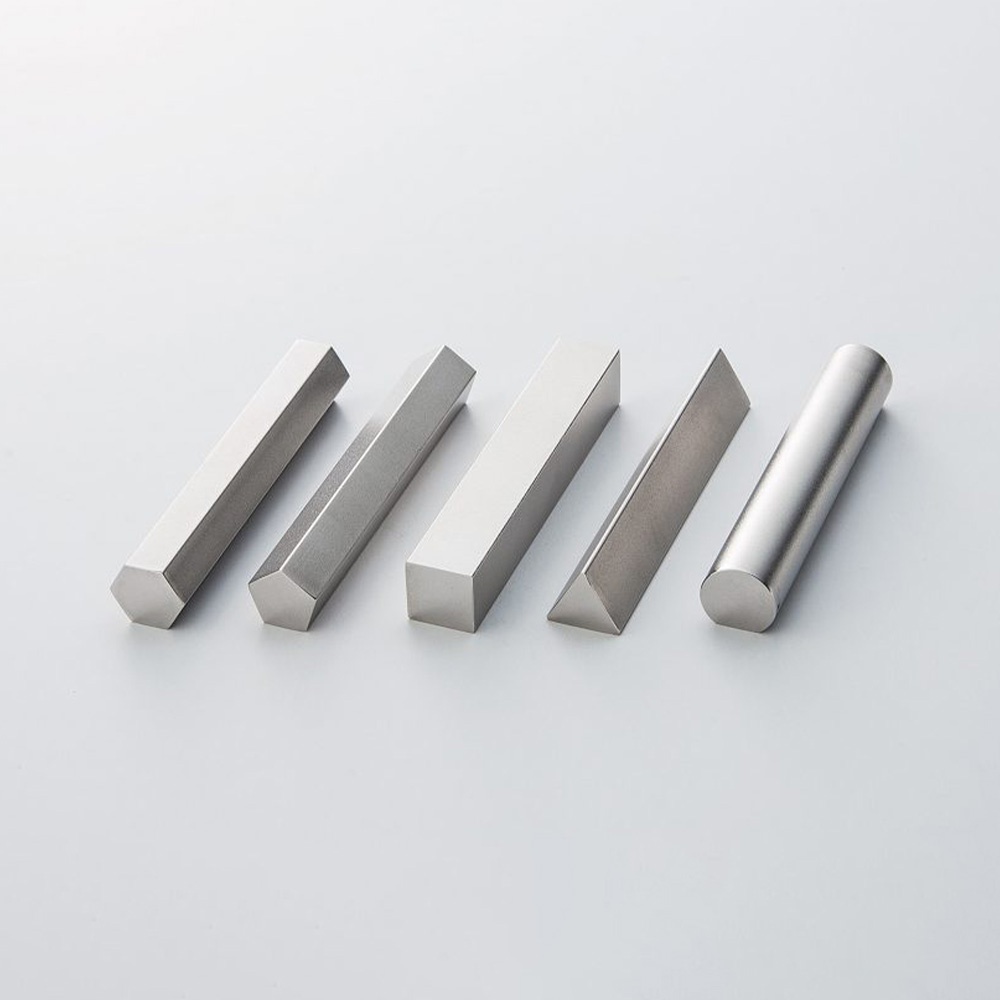 五個金屬幾何形狀筷架，包括六角柱、方形柱、三角形柱和圓柱，呈現銀灰色。