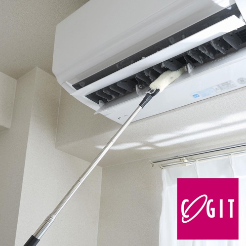 COGIT 伸縮式冷氣出風口清潔刷正在清潔布滿灰塵的空調出風口