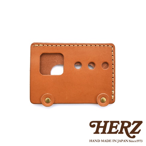 日本HERZ職人手作皮革巴士造型卡套，駝色，附有車窗和車輪細節，下方有品牌HERZ及「HAND MADE IN JAPAN Since1973」的字樣