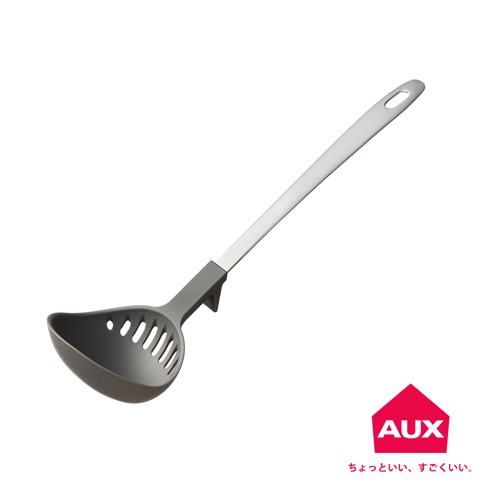 AUX leye 不沾桌多用濾水湯匙，灰色湯勺與銀色金屬手柄，湯勺內有濾孔，右下角有 AUX 品牌標誌和日文口號。