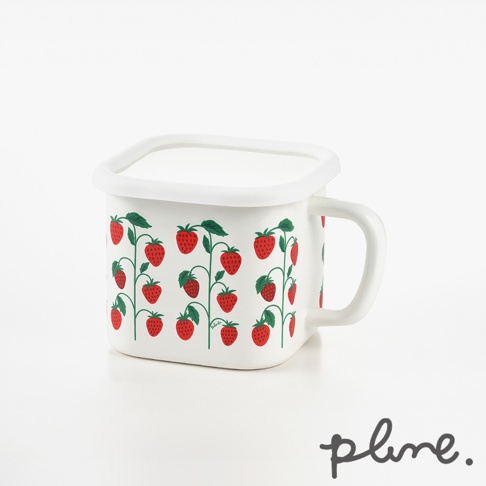 白色琺瑯保鮮罐，印有綠葉紅草莓圖案，附有白色蓋子和手把。