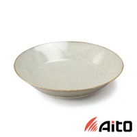 一個淺灰色的美濃燒義大利麵盤，盤緣帶有自然的焦糖色邊緣，盤面有細緻的顆粒紋理。