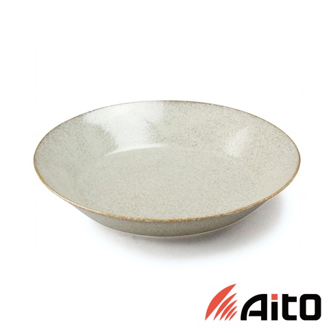 一個淺灰色的美濃燒義大利麵盤，盤緣帶有自然的焦糖色邊緣，盤面有細緻的顆粒紋理。