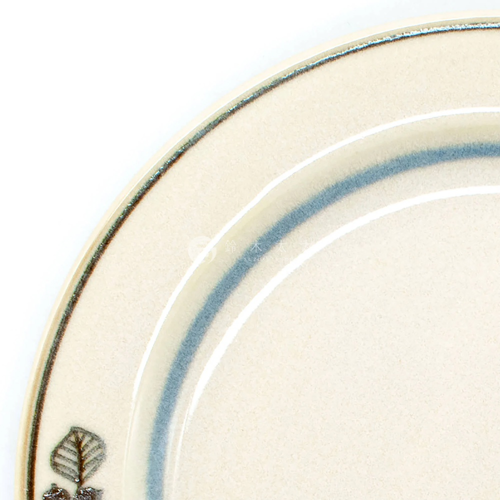 米色美濃燒甜點盤，邊緣有細緻的藍色和棕色釉料線條裝飾，盤面靠近邊緣處有壓印的葉紋圖案。
