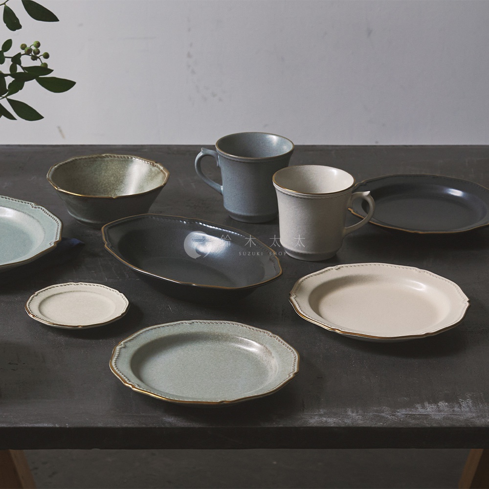 Aito Stitch 系列美濃燒金彩浮雕橢圓深盤，共有淺綠與米白兩色，搭配灰色和藍灰色的馬克杯，營造出日式質感生活氛圍。