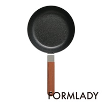 小泉誠 ambai 日製平底鐵鍋，24公分，鍋身黑色，帶有木質手柄，整體為圓形設計。