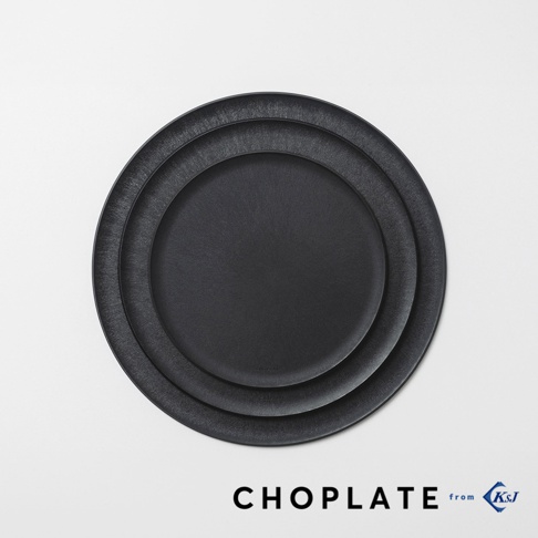 CHOPLATE兩用砧板盤，26公分，黑色，圓形設計，表面有細緻紋理，邊緣有兩圈凸起，可作為砧板或盤子使用。