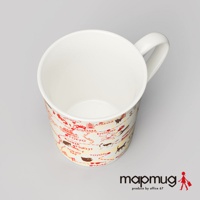 陶瓷馬克杯，內裡白色，外側印有紅色與棕色手繪東京地圖及散步貓咪圖案，附有白色把手。