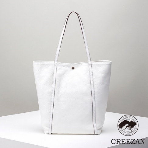 JETTER 大容量肩背托特包 CJTE-025，白色荔枝紋皮革，附有細長提把和側面縫線裝飾，包包中央有一個銀色按扣。