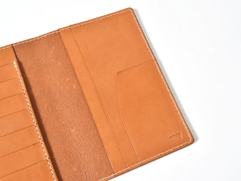 職人手作皮革多用途收納長夾 (KB-5)，淺棕色，光滑皮革內裡，多個卡槽與夾層，邊緣白色縫線，右下角有「HERZ MADE IN JAPAN」壓印。