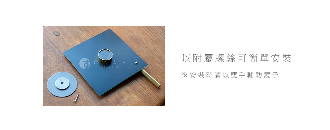 壁掛鏡面漂浮一輪花器，黑色方形鏡面，帶有金色圓形花器開口，側面延伸出金色圓管，另有圓形金屬底座和螺絲配件。