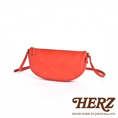 日本HERZ職人手作皮革半圓馬鞍包，紅橘色，展示品牌標誌。