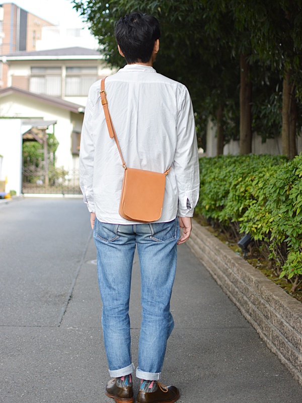 職人手作皮革翻蓋直式單肩包 (CP-96)，採用淺棕色皮革製成，帶有可調節的皮質肩帶，風格簡約。