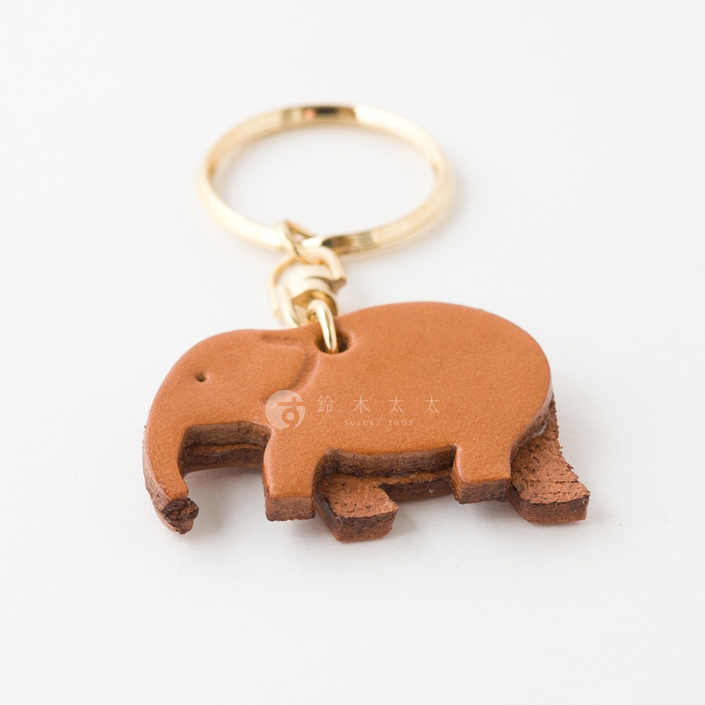 職人手作皮革大象造型鑰匙圈，淺棕色，附金色金屬鑰匙圈。