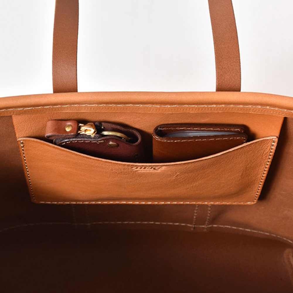 職人手作皮革經典托特包 T-9 L 內部，展示一個隔層，內有鑰匙包和錢包。包包為經典棕色皮革材質，縫線整齊。