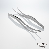 兩支銀色不銹鋼調酒裝飾夾，呈波浪狀彎曲，尖端有細緻的鋸齒紋理，其中一支夾具上印有「BIRDY by Erik Lorincz」字樣。