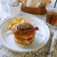 CAT&DOG 琺瑯分隔餐盤，白色圓盤，中間擺放一個漢堡、薯條和番茄醬。