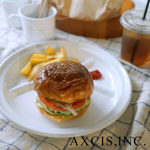 CAT&DOG 琺瑯分隔餐盤，白色圓盤，中間擺放一個漢堡、薯條和番茄醬。