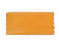 職人手作皮革超強卡片收納長夾 (WL-56)，呈現溫暖的焦糖棕色，材質為光滑的牛皮，邊緣以細緻的米白色車縫線裝飾，整體設計簡潔。