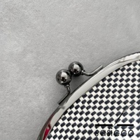 三河木綿刺子織口金零錢包，格紋布面，搭配銀色金屬球狀開關。