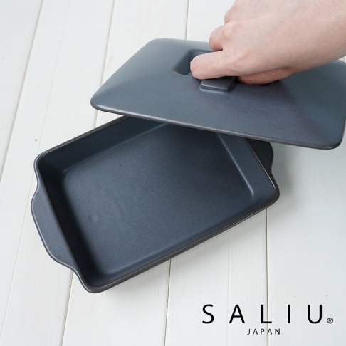 深灰色陶製長方形烤盤，配有同色系帶提把的蓋子，烤盤邊緣有雙提把設計。