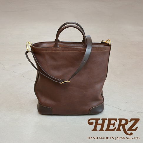 日本HERZ職人手作皮革Organ兩用拉鍊托特包，棕色皮革搭配金色五金，簡約實用。