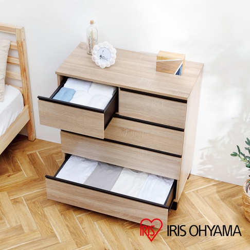 附櫃腳木製收納櫃 WCHL-790，淺木紋色，擁有四個抽屜，其中兩個抽屜打開展示著整齊堆疊的白色和藍色毛巾及衣物。