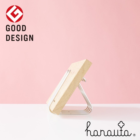 一個帶有木質面板的不鏽鋼萬用支架，支架為玫瑰金色，呈現簡約線條設計，可傾斜放置物品。