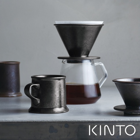 SCS經典玻璃咖啡下壺600ml，搭配金屬色澤的咖啡濾杯和手沖濾杯，以及兩個相同風格的馬克杯，整體呈現質樸的質感。