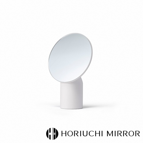 白色圓形桌面化妝鏡，鏡面可調節角度，鏡座為圓柱形，整體簡約設計。