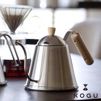 日製18-8不鏽鋼木柄極細口咖啡手沖壺，鍋身為銀色霧面不鏽鋼材質，搭配木質壺蓋頭與側邊提把，造型簡約典雅。