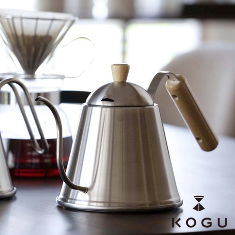 日製18-8不鏽鋼木柄極細口咖啡手沖壺，鍋身為銀色霧面不鏽鋼材質，搭配木質壺蓋頭與側邊提把，造型簡約典雅。