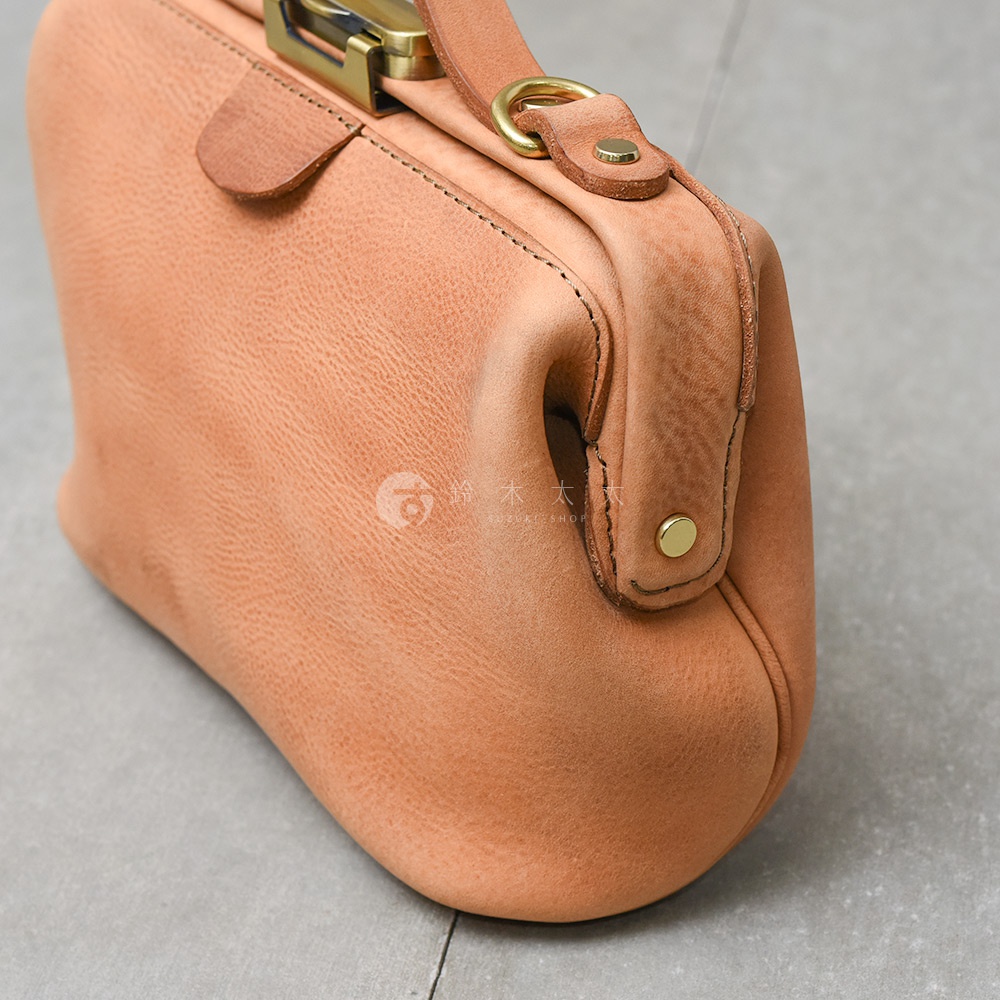 日本HERZ職人手作皮革Organ鎖孔式大開口肩背包 M-7，淺棕色圓潤飽滿的包身，搭配復古銅色鎖扣和五金細節，展現精湛工藝。