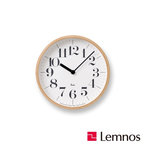 RIKI 時鐘 (S)，圓形白色錶盤，黑色阿拉伯數字時標，黑色時針、分針、秒針，錶框為淺木質。