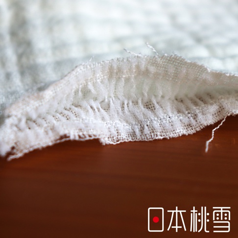 雙面紗布立體織紋輕質浴袍/睡袍的邊緣特寫，露出白色紗布材質的蓬鬆織法。