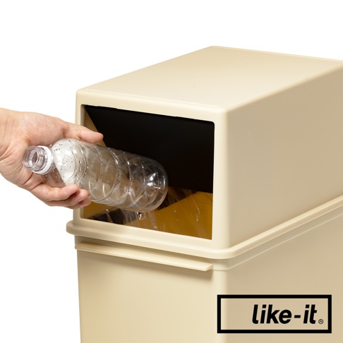 米色塑膠製CAFE STYLE前開式矮版可疊垃圾桶，展示手正在將塑膠瓶投入垃圾桶的開口。
