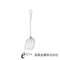 日製不鏽鋼輕薄煎匙，銀色，有掛孔，鍋鏟頭部有三條長形通孔。