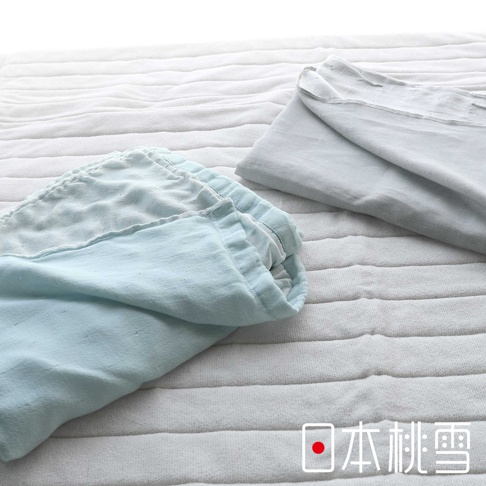 兩件二層紗半毯，一件為淺藍色，另一件為淺灰色，兩件均鋪展在白色條紋背景上，展現其輕柔的質感。
